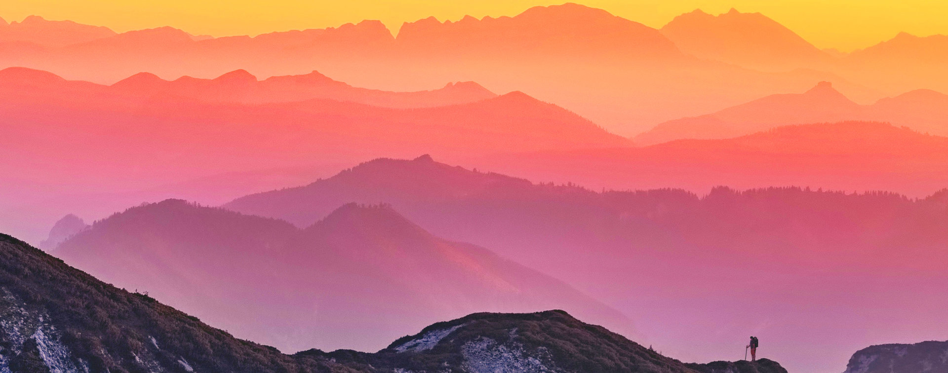 Magenta-Buntes Bergpanorama mit Kletterer